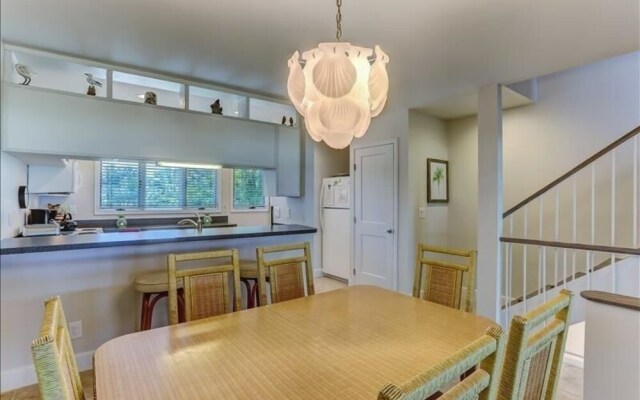 Oceanside Townhouse with Ocean View and Access to the Deck by RedAwning