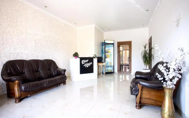 Gotel' River House