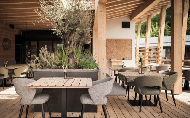 Presulis Hideaway Apartments & Restaurant