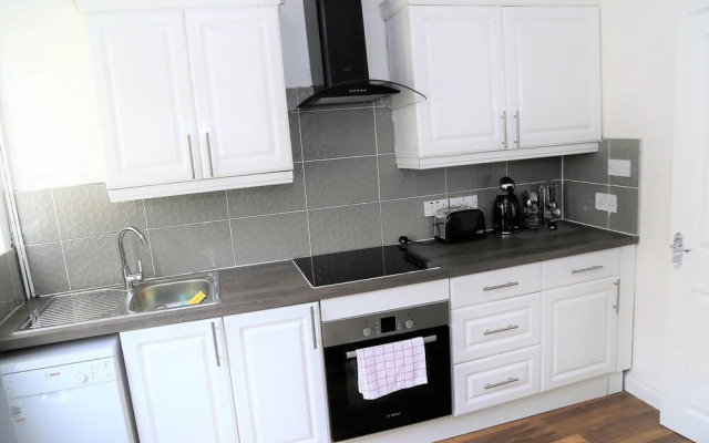 Thornes Road House by Serviced Rooms Ltd