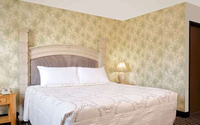 Super 8 by Wyndham Cloquet