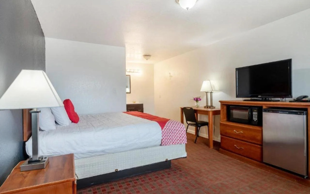 OYO Garden Inn and Suites Pearsall I-35 East