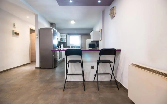 Renovated 2-bedroom flat with free parking, center