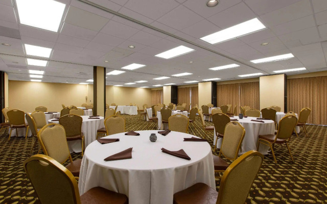 Aksarben Suites, A Trademark Collection Hotel