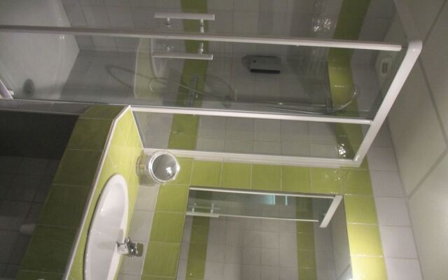 Hôtel-Restaurant La Crèche et sa piscine intérieure - Logis Hôtels