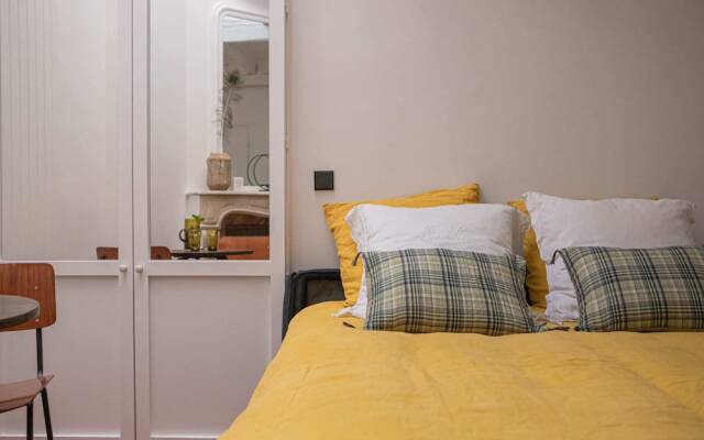 Cozy, Well-equipped Studio in Montmartre for 2!