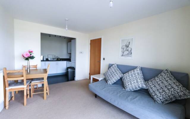 Mordern Top Floor Apartment With Free Parking