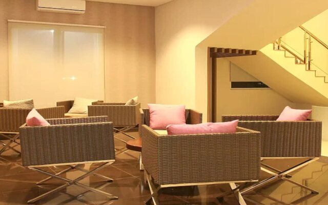 Smile Hotel by RedDoorz