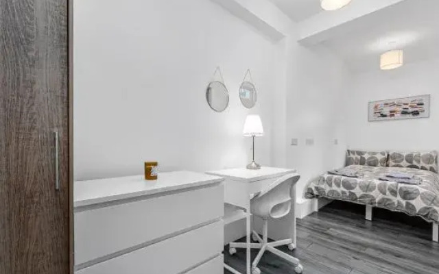 Fantastic 4 bedroom apartment in Russell Square