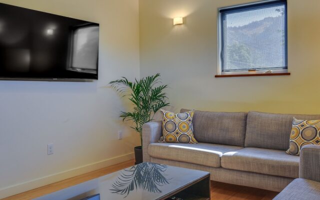 Modern White Salmon Apartment, Steps From Town