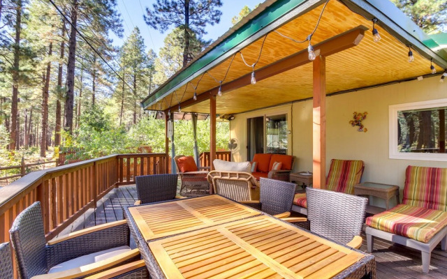 Peaceful Pinetop Hideaway w/ Yard - Dog Friendly!