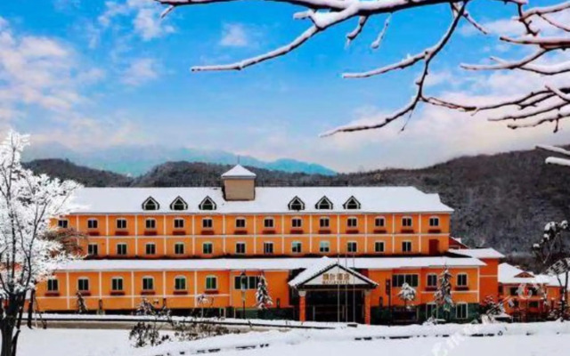 Xiling Snow Mountain Maple Leaf Hotel