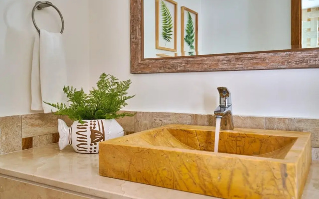 Luxury Beach Penthouse w Private Deck Ocean Views C-401