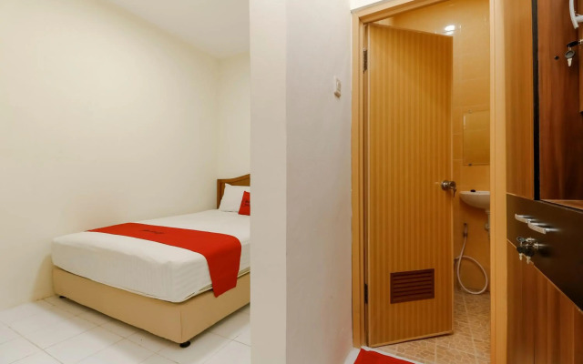RedDoorz Plus near Ciputra World Kuningan 2