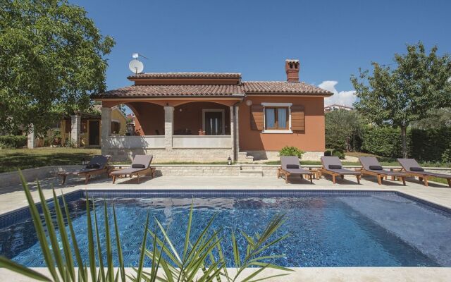 Villa in Peroj With Pool