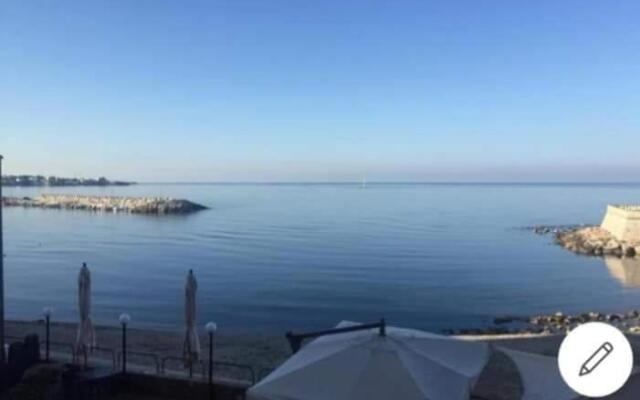 Suite beachfront near the station and Port, 5 beds