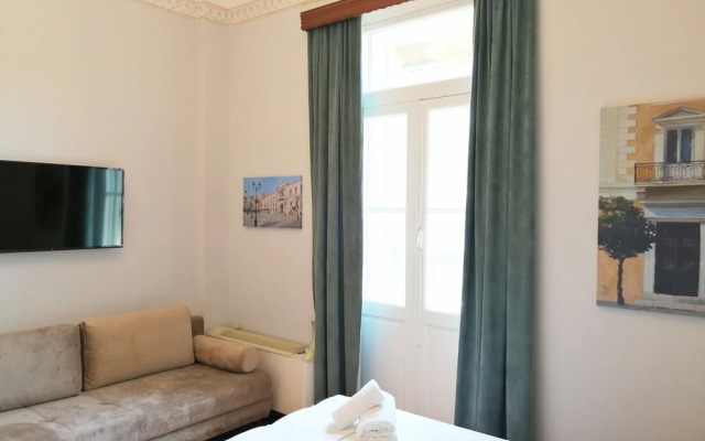 Elegant Apartment Under the Acropolis