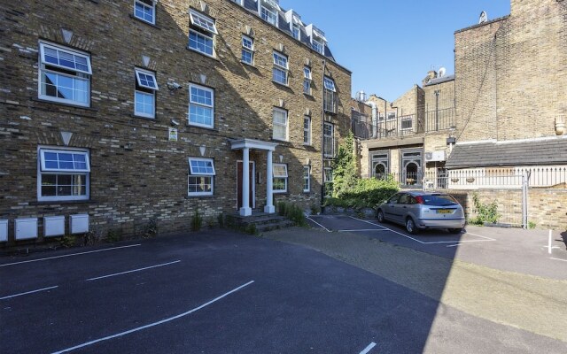 Veeve - 3 bed flat with parking, Walford Road, Stoke Newington