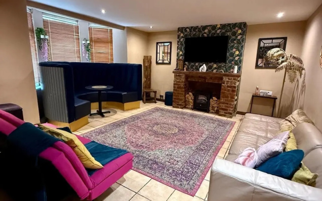 1 Bed Flat - Sleeps 5 - Pet Friendly - Parking