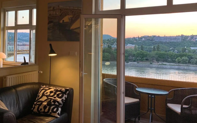 Riverside Gem in the city center