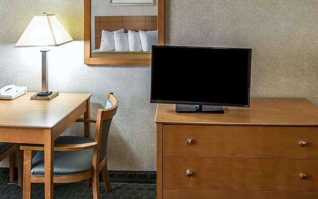 Quality Inn at Collins Road - Cedar Rapids