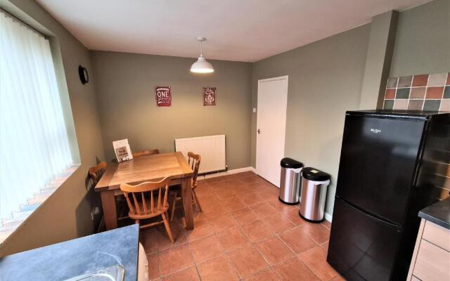 3 Bedroom Apartment Coventry - Hosted by Coventry Accommodation