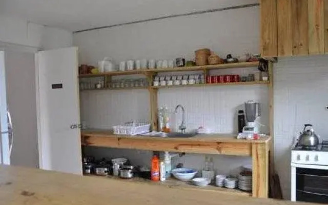Rojo y Negro Hostel - Posada