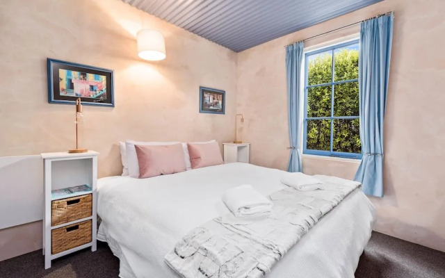 Sunny Lakeview Villa