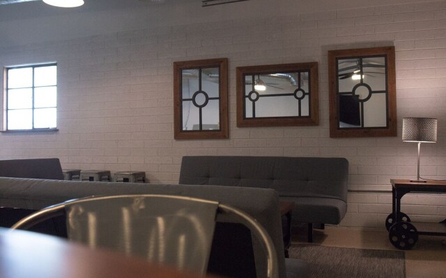 Moreland Retreat Huge Jacuzzi Sleeps 14