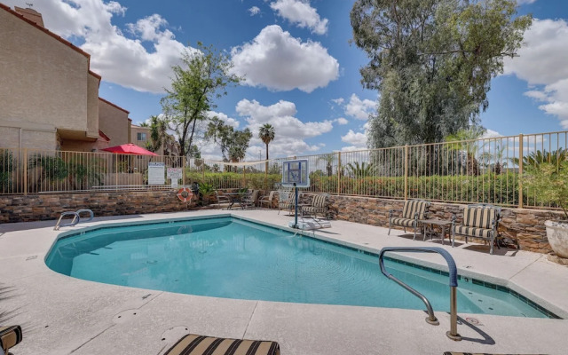 Golf Views & Pool Access: Central Scottsdale Condo