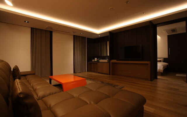 R Lee Suite Ganseok