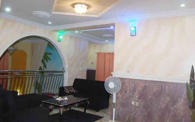 6 Bedroom Serviced Apartments In House in Benin