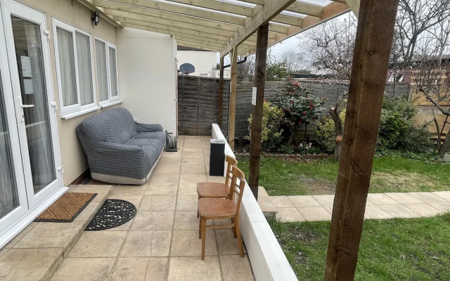 Spacious one Bedroom Apartment With Free Parking