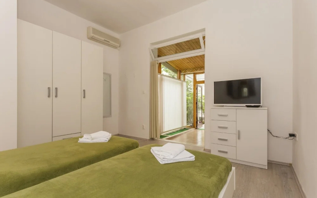 Studio Leon-Sara with shaded patio and garden view