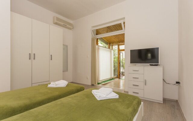 Comfortable Modern Studio With Shaded Patio