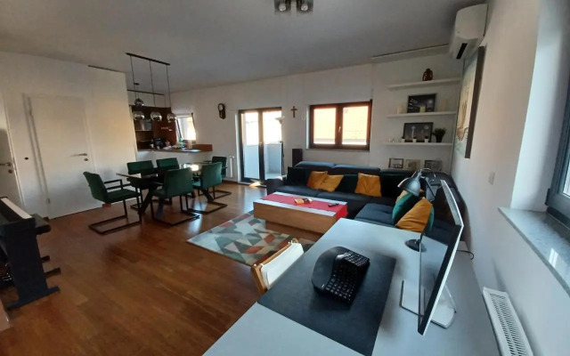 Modern 4-Star luxury apt - WFH Ready, Free Parking