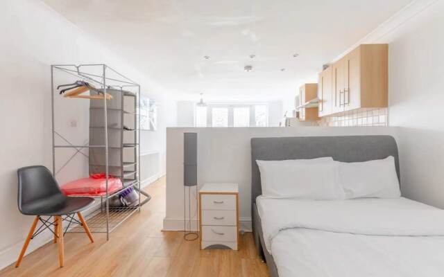 Studio W/private Patio Heart of Brixton, London!