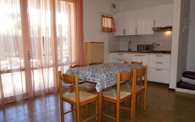 Beautiful Terraced House With Pool and Garden