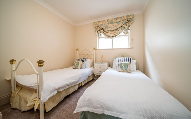 Glenelg Beach Stylish 2 Story Townhouse Sea View