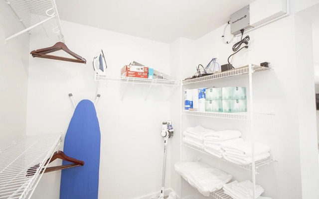 Spectacular 2bedroom and 2bath Penthouse With Parking