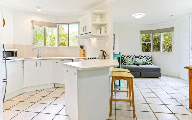 Seaside apartment minutes from Sunshine Beach
