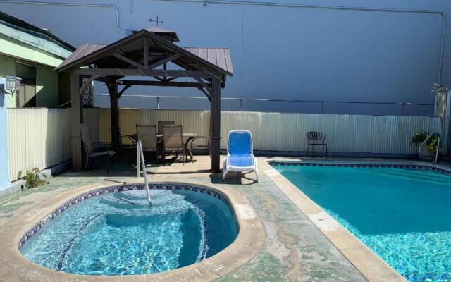 Sandyland Reef Inn