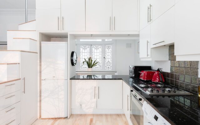 2 bedroom family home in trendy Notting Hill
