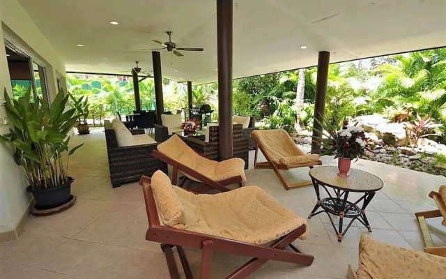 Luxurious Thai-style Villa With Private Pool and Beach Access