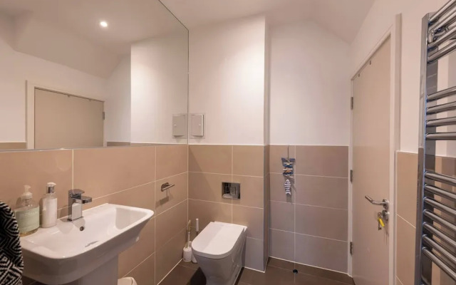 Stylish 3-bed Townhouse With 3 Baths in Southgate