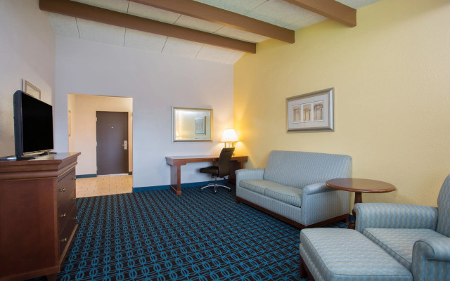 Travelodge by Wyndham Niagara Falls Fallsview
