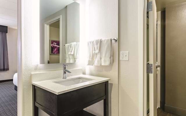 La Quinta Inn & Suites by Wyndham Warwick Providence Airport