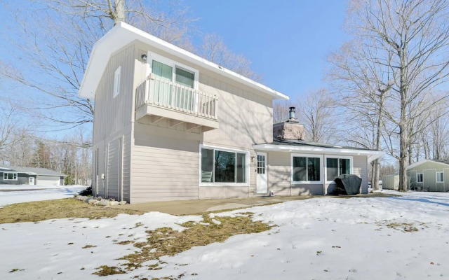 Close to 3 Ski Areas: Michigan Family Retreat!