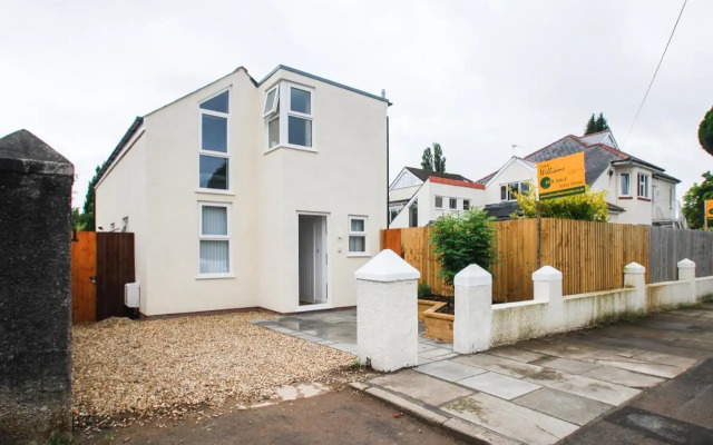 Superb Detached Coach House in Peaceful Location!