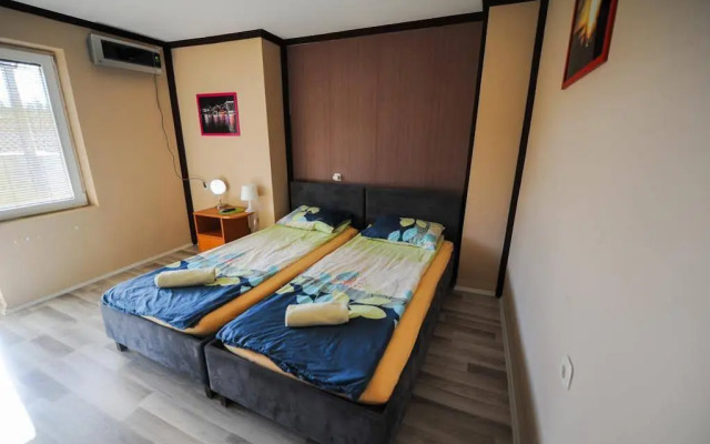 Lukanov Apartments & Guest Rooms